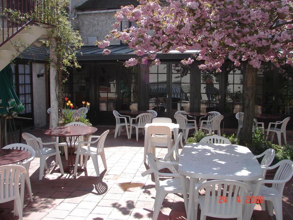 Hotel Restaurant De Seignelay Auxerre Exterior foto